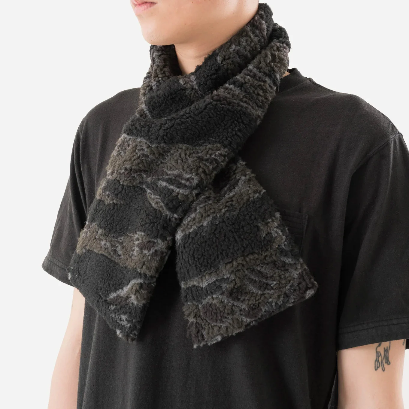 7160 Bonsai Tigerstripe Scarf Subdued Night - Image 2
