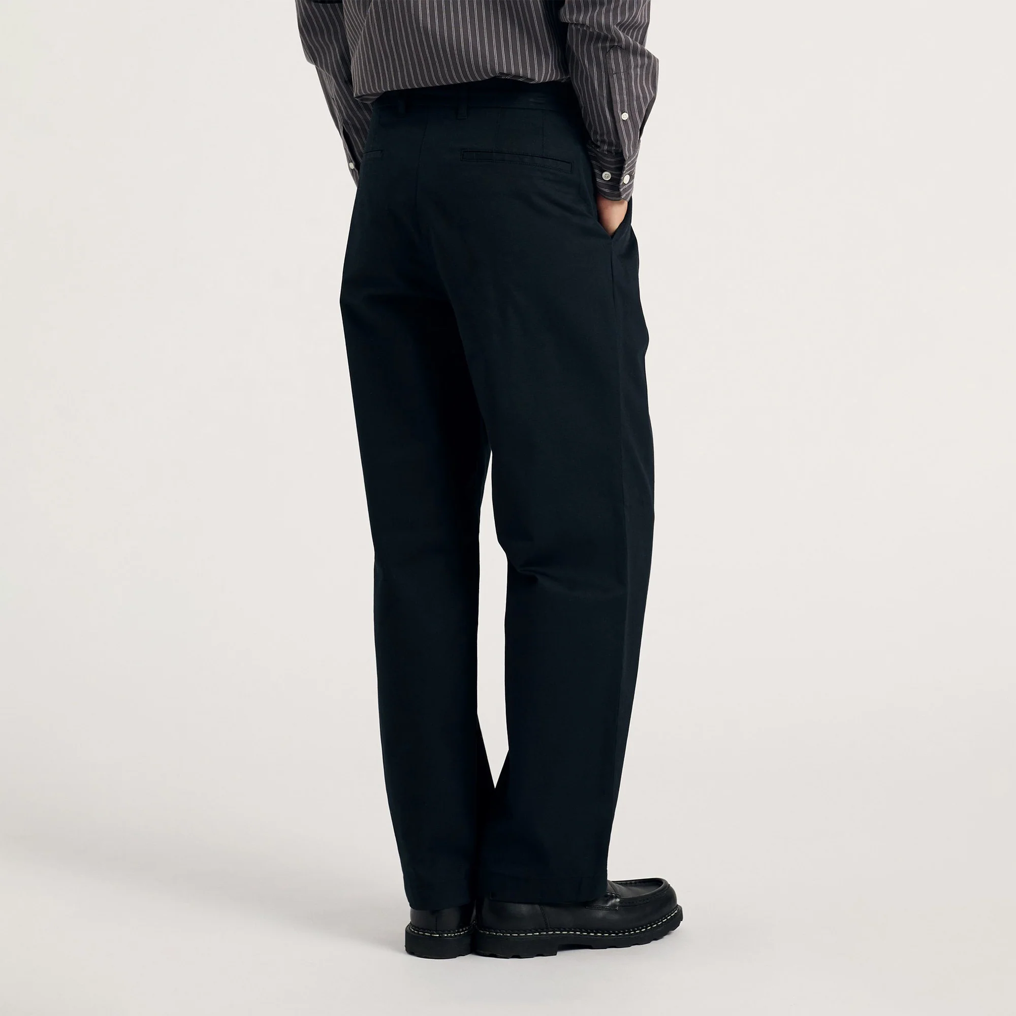Benn Relaxed Twill Pleated Trouser - Black - Image 4